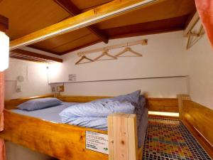 大阪Hostel Caranashi的小屋内的双层床,上面有标志