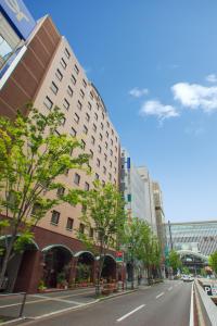 福冈博多公爵酒店的街道旁有大建筑的城市街道