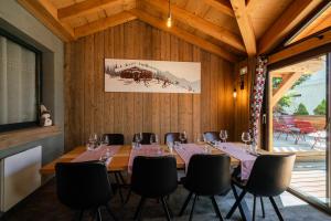 莱德萨阿尔卑斯Chamois Lodge的一间带长桌和椅子的用餐室