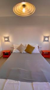 帕科坦Lukenda Rooms - Apartment的一间卧室配有一张白色大床和光线