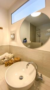 帕科坦Lukenda Rooms - Apartment的一间带水槽和镜子的浴室