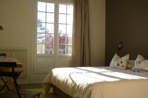 图尔热维尔克洛斯德萨比耶公寓 的一间卧室设有一张床和一个窗口