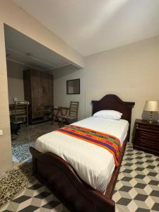 CamaronesHostal La Casta的一间卧室配有一张床,另一间卧室配有桌子