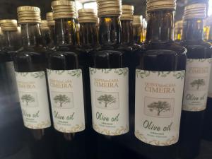 杜罗河畔瓦伦萨Quinta da Casa Cimeira, Guest House, Wines & Food的架子上的一组葡萄酒