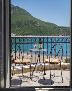 安吉Villas Promis的海景阳台上的桌椅