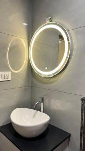 迈索尔HOTEL RAMSON'S INTERNATIONAL的浴室设有白色水槽和镜子