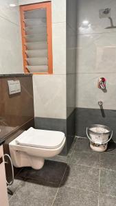 迈索尔HOTEL RAMSON'S INTERNATIONAL的一间位于客房内的白色卫生间的浴室