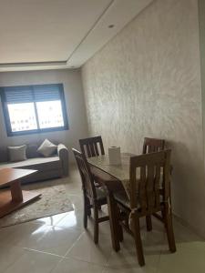 Appartement Casablanca avec balcon parking的休息区