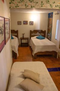 瓜塔佩Casa Encuentro Ecolodge的一间客房内配有两张床的房间