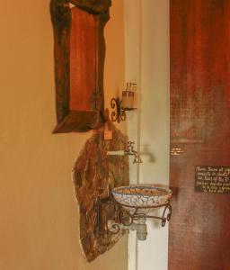 瓜塔佩Casa Encuentro Ecolodge的一间带石制水槽和镜子的浴室