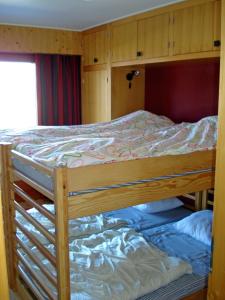 南达Greppon Blanc A2的配有一张木制双层床的客房