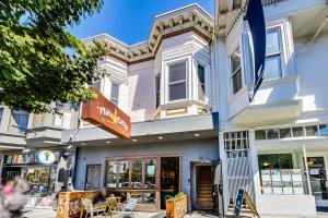 旧金山4br2ba Remodeled Home In The Heart Of The Castro!的街上的一座建筑,有商店