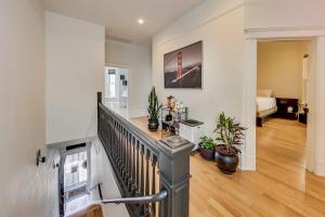 旧金山4br2ba Remodeled Home In The Heart Of The Castro!的房屋内带楼梯的客厅