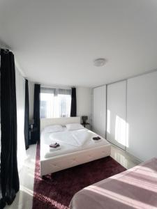 布雷兹诺Apartmán NAVRCHU的卧室设有白色大床和窗户。