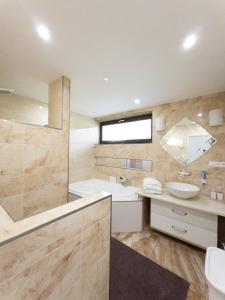 布雷兹诺Apartmán NAVRCHU的大型浴室设有水槽和浴缸。