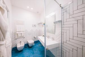 斯卡拉帕斯卡尔宫酒店的浴室配有卫生间、盥洗盆和淋浴。