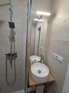 埃普拉特约布里加Aeropuerto Barcelona -Mi colibrí的浴室配有卫生间、盥洗盆和淋浴。