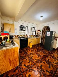 拉利伯塔德LA CASONA SV的厨房配有水槽和冰箱