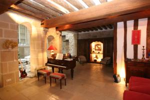 巴黎安妮旅馆的一间带钢琴的客厅和一间带壁炉的客厅。