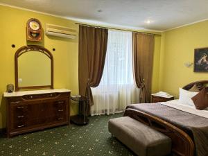 日托米尔RANDEVU的酒店客房,配有床和镜子