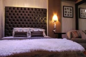 瓦努科Hotel Venecia的一间卧室配有一张大床和大床头板