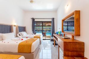 南威Canary Hotel & SPA的酒店客房设有两张床和一台平面电视。