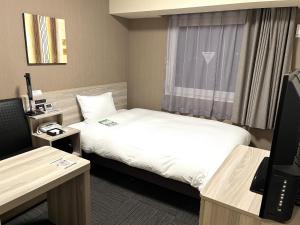 高松高松八岛鲁特酒店的酒店客房设有两张床和电视。