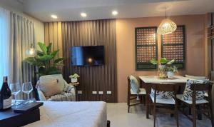 大雅台Alpine Villas Greens Staycation at Crosswinds Tagaytay的一间带床的客厅和一间餐厅