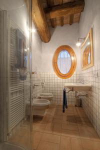 切塞纳富那萨西亚住宿加早餐旅馆的一间带卫生间、水槽和窗户的浴室