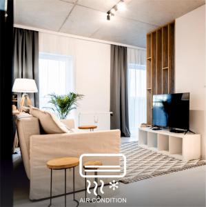 戈莱纽夫Hop & Lulu Premium Apartments的带沙发和电视的客厅