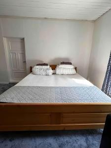 HillsandCharming Double-room close to nature的一间卧室,卧室内配有一张大床