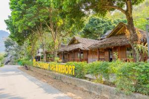 枚州县Mai Chau Moment Spa & Resort的路边的房子