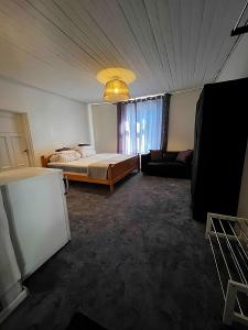 HillsandCharming Double-room close to nature的一间卧室设有一张床和一个大窗户