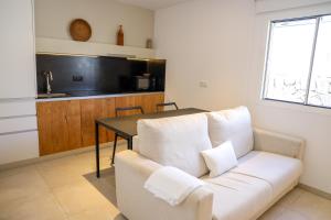 卡拉瓦德亚Cala Vadella Beachwalk Suites的客厅配有沙发和桌子