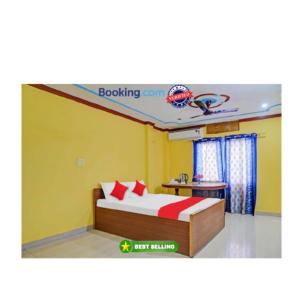 瓦拉纳西Goroomgo Sanskriti Paying Guest House Varanasi - Excellent Customer Choice- Best Seller的卧室配有一张床铺,位于一个黄色墙壁的房间