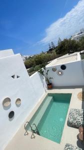 普拉迪斯亚罗斯Mykonos Drops的房屋一侧的游泳池