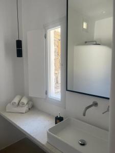 普拉迪斯亚罗斯Mykonos Drops的白色的浴室设有水槽和窗户。