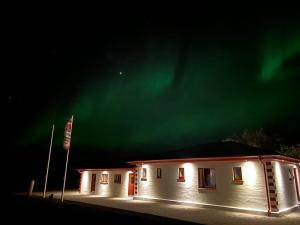 VíðirhóllGrímstunga Guesthouse Hólsfjöll的天空中光辉灿烂的建筑