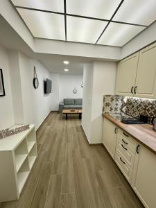 雅典Academy's Modern Apartments By Aesthetic & Luxurious Living的一间大厨房,在房间内配有沙发