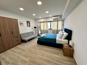 雅典Academy's Modern Apartments By Aesthetic & Luxurious Living的一间卧室配有一张床和一张沙发
