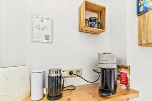 维也纳Modernes 35qm Apartment nahe Flughafen & Zentrum的厨房的木制柜台上的咖啡壶