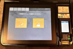 池田雷夫特大阪机场酒店的屏幕上带有图标的电子设备