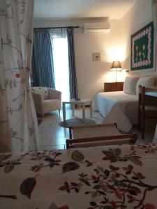马尔恰纳Hotel Sant'Andrea的酒店客房带两张床和一个客厅