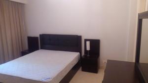 开罗El Safwa Resort New Cairo的一间卧室配有一张床和两个扬声器