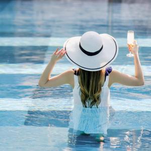 多哈多哈皇冠假日酒店 - 商业公园的戴着帽子的女士,用手机