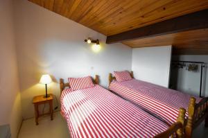 布科·莱斯白老城阿基坦公寓的两张带红白条纹床单的床