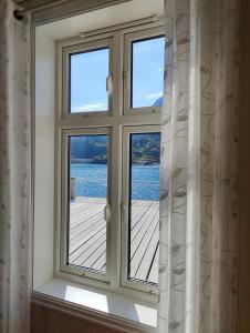 Hamn塞尼亚岛港口酒店的享有木甲板景致的窗户