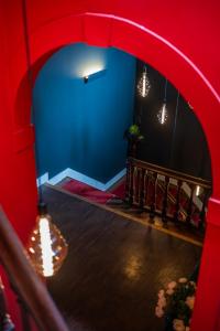 根特奥德伯根酒店的一间设有红色墙壁和灯光楼梯的房间