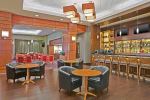 里士满Grand Park Hotel Vancouver Airport, Ascend Hotel Collection的一间带桌椅的餐厅和一间酒吧