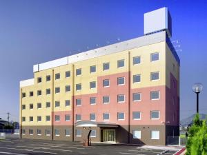 大村市Comfort Inn Nagasaki Airport的一座拥有许多窗户的大型建筑